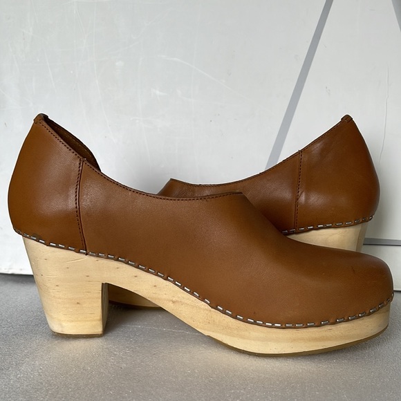 Free People Monroe Luggage Brown Cut Out Side Wood Heels Women’s Clogs Size: 38 - Picture 9 of 15